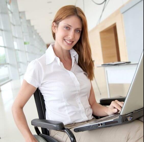אישה עם מחשב על כסא גלגלים